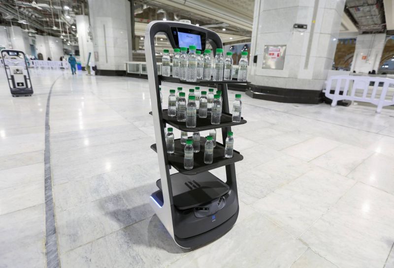 A La Mecque, des robots distribuent de l'eau sacrée pour la distanciation physique
