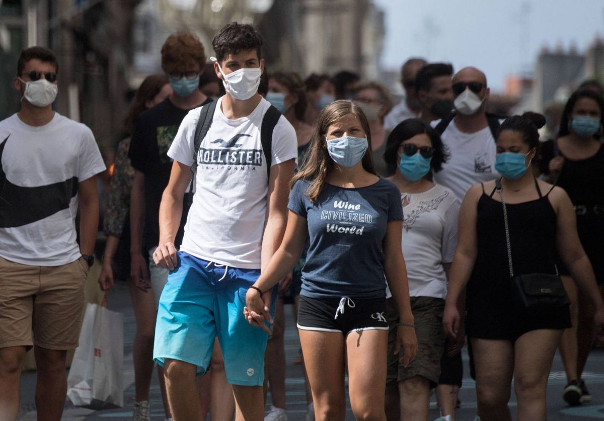Le port du masque à l'extérieur et le couvre-feu, c'est bientôt fini en France