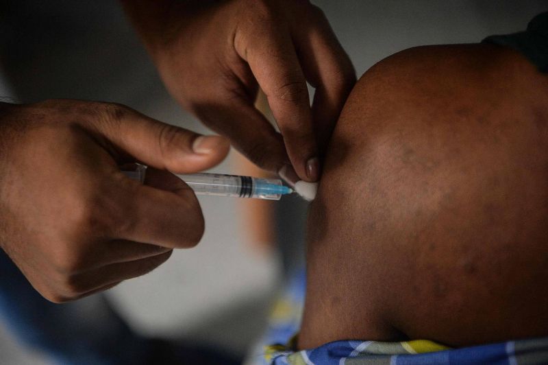 Des dizaines de pays incapables de continuer à vacciner faute de doses, met en garde l'OMS