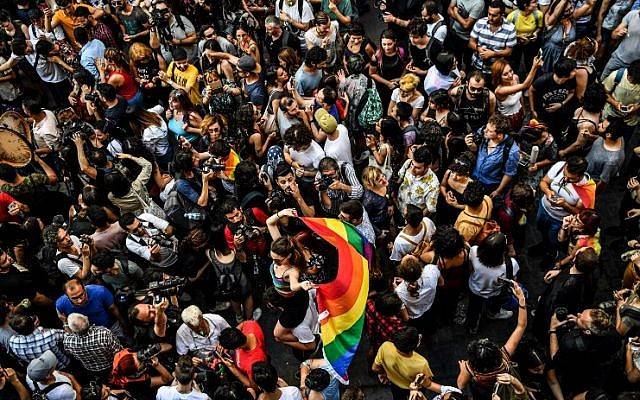 Marche des fiertés à Istanbul : le photographe interpellé de l'AFP libéré