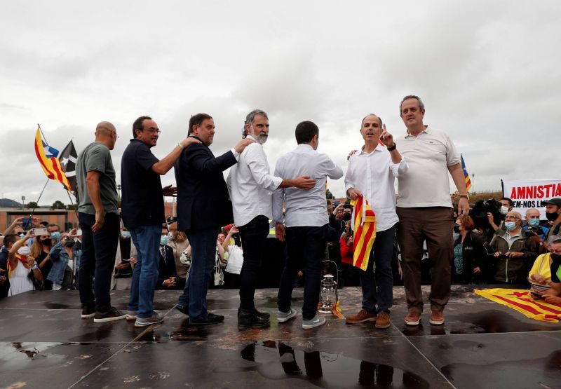 Graciés, les indépendantistes catalans sortent de prison