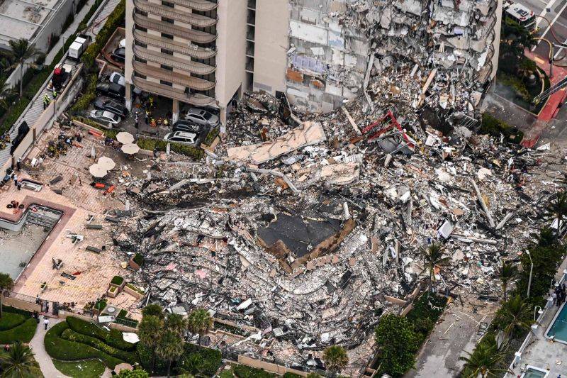 Des secouristes israéliens déployés sur le site de l'immeuble effondré en Floride