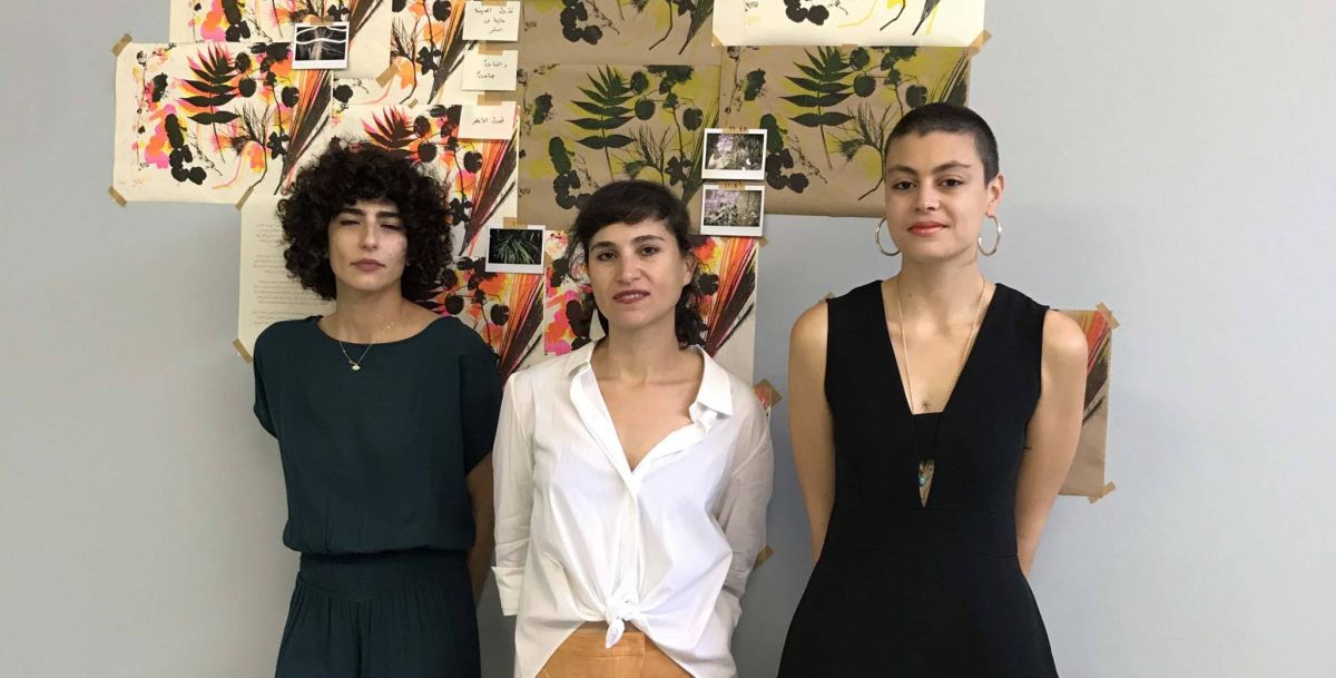 Des femmes camélias multiples qui refleurissent la terre