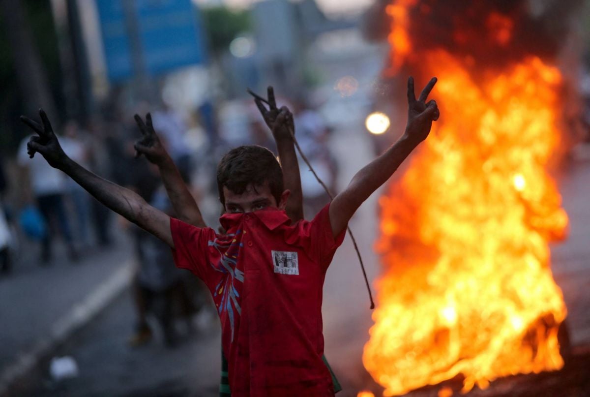 Près d'une vingtaine de blessés lors des manifestations nocturnes à Tripoli