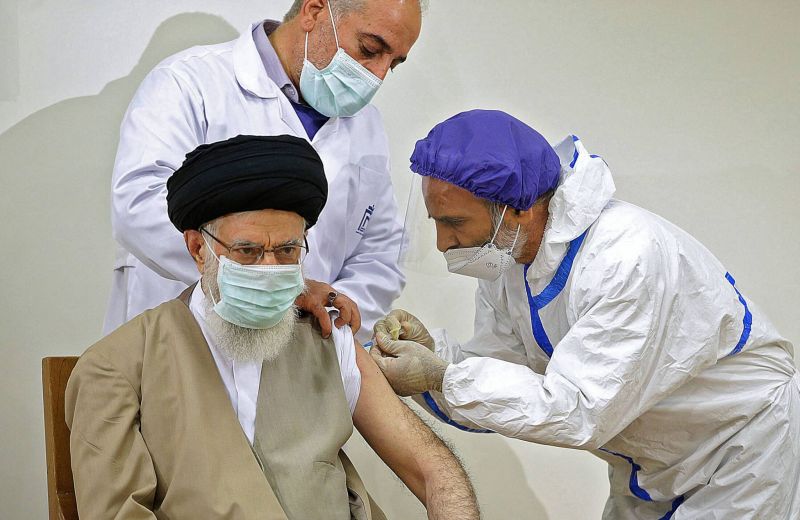 Khamenei reçoit une dose de vaccin anti-Covid iranien