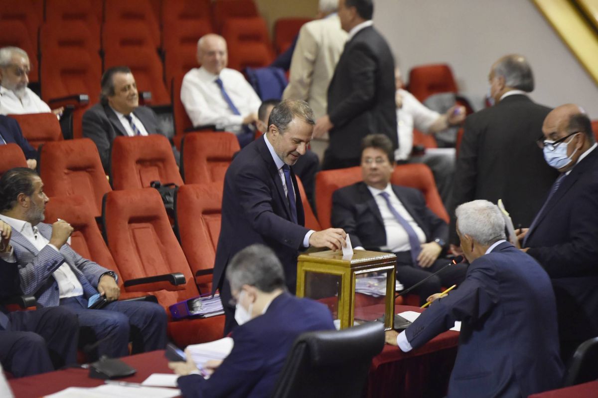 Le Parlement élit un nouveau membre du Conseil constitutionnel