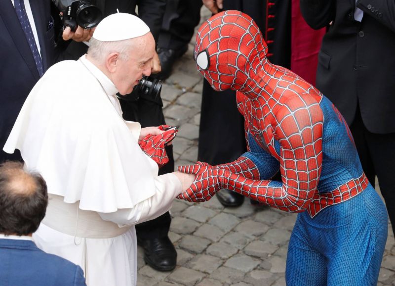 Au Vatican, Spiderman a serré la main du pape François