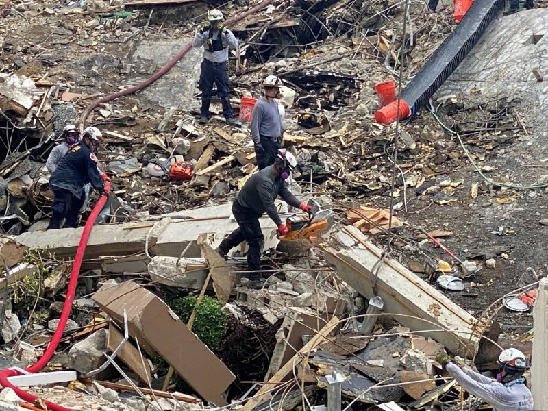 Au moins 16 morts dans l'immeuble effondré de Floride, 147 disparus