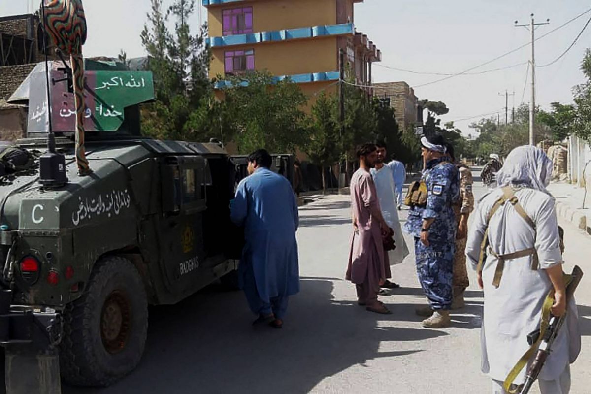 Les talibans attaquent une première grande ville