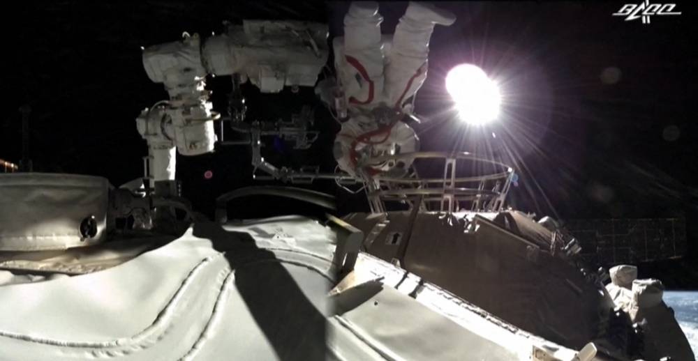 Première sortie dans l'espace de deux astronautes à la station Tiangong