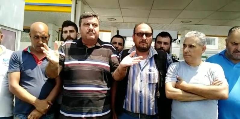 Des chauffeurs de bus tiennent un sit-in à Tripoli, tirs devant une station-service à Beyrouth