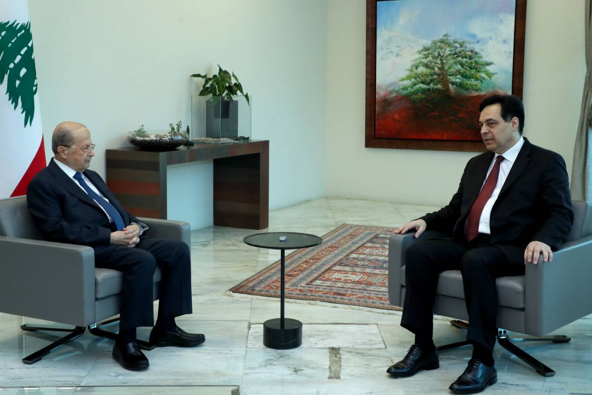 Aoun évoque avec Diab les pénuries de carburant et de médicaments