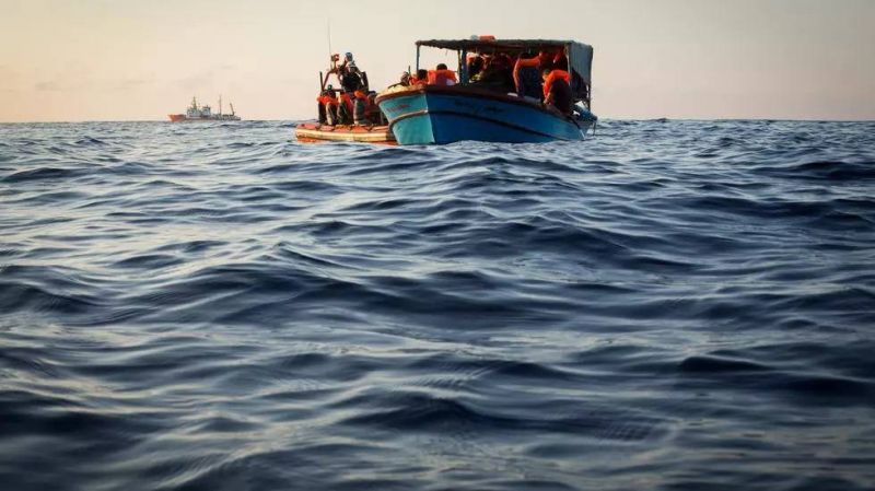 Les garde-côtes tirent près d'un bateau de migrants pour l'intercepter