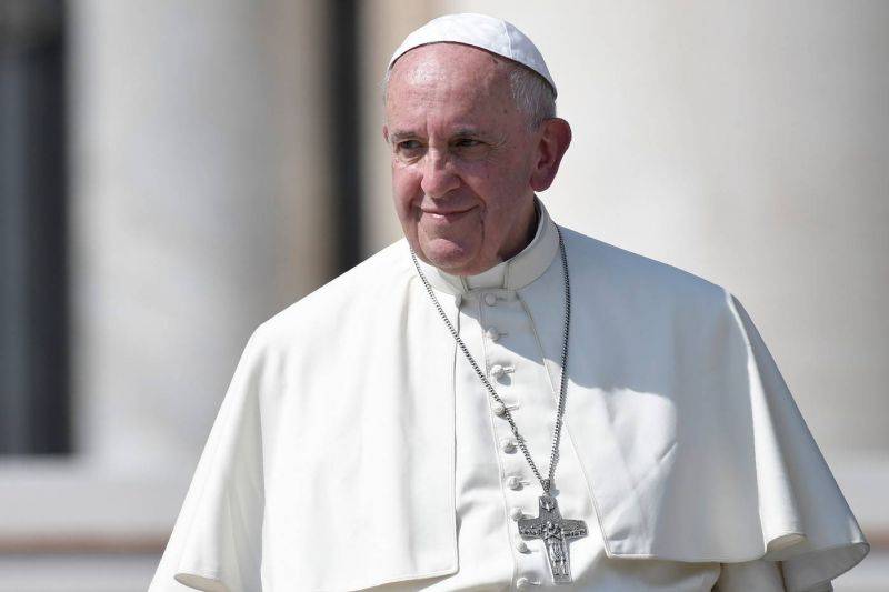 Le pape a eu de la fièvre, mais ses examens sont normaux