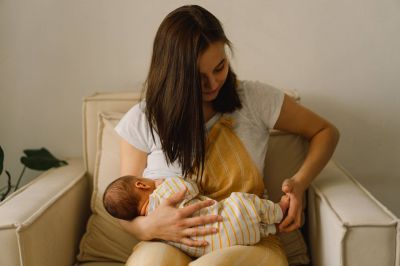 Les pénuries de lait maternisé, une aubaine pour les partisans de l’allaitement maternel ?