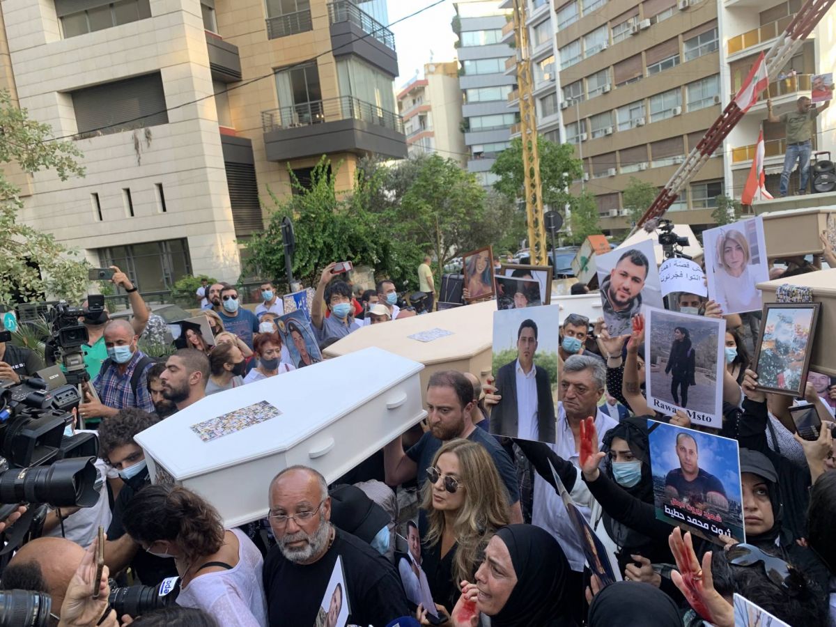 Devant la maison de Fahmi, la colère des parents de victimes explose