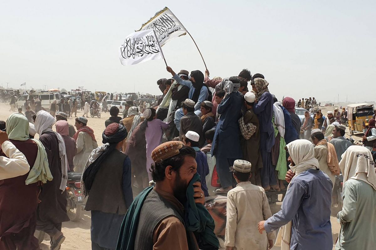 Les talibans disent contrôler un poste-frontière clé avec le Pakistan
