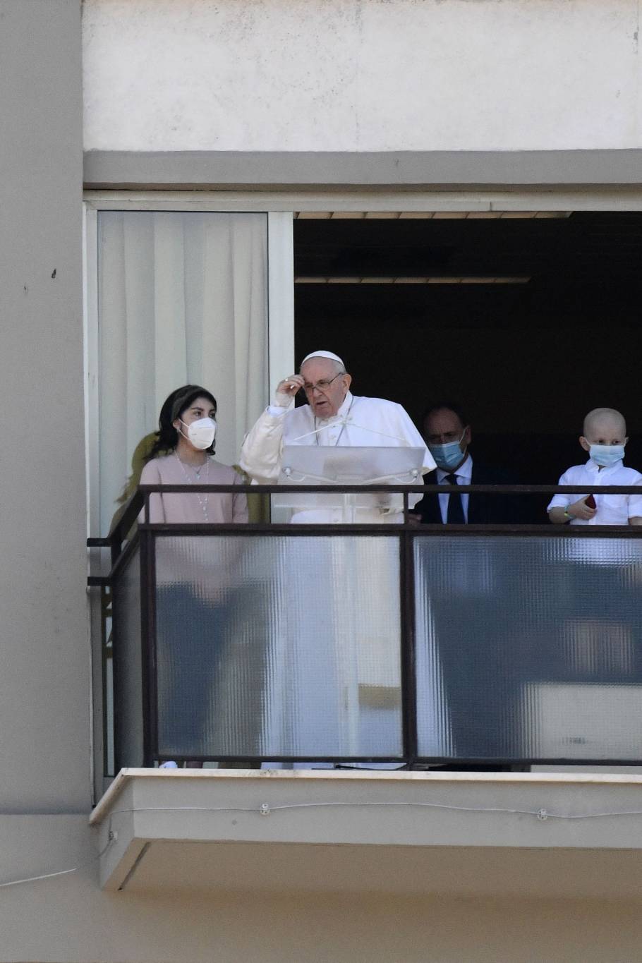 Le pape salue des fidèles depuis un balcon de son hôpital