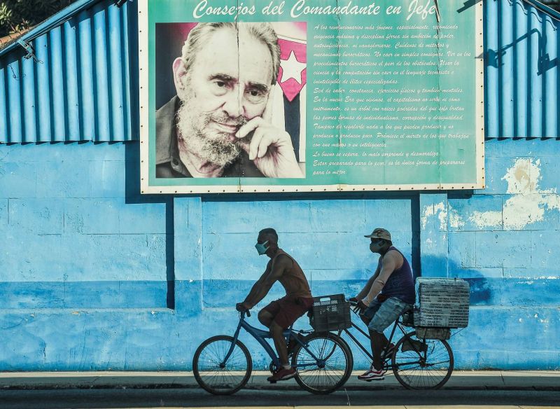 Plus de 100 personnes en détention, Raul Castro sort de sa retraite