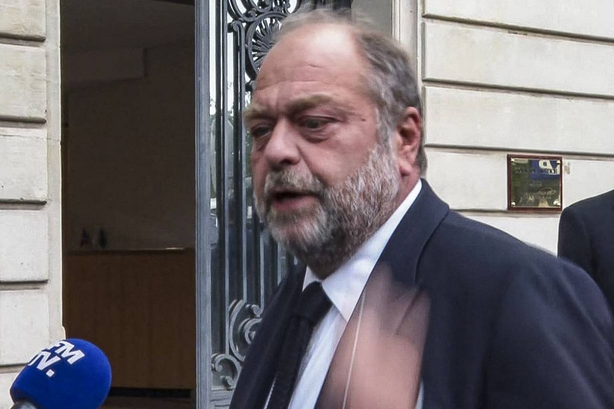 Conflits d'intérêts : le ministre de la Justice inculpé, une première