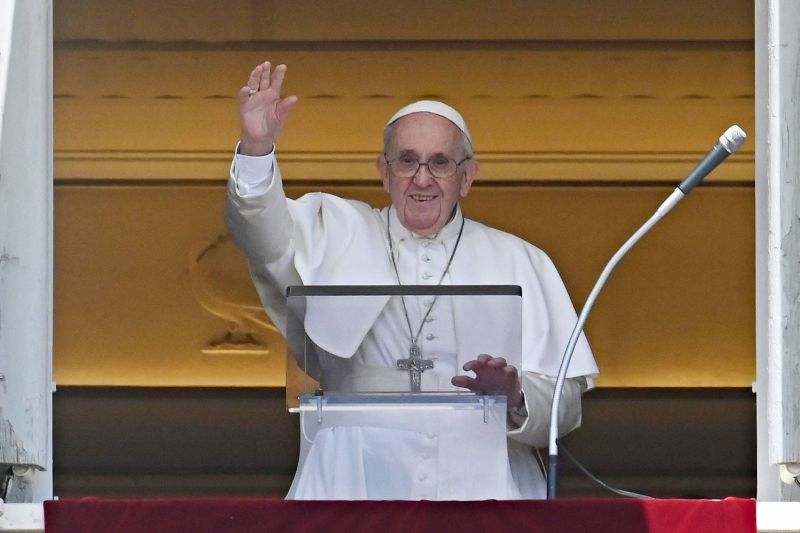 Le pape, de retour place Saint-Pierre après son opération, se dit 