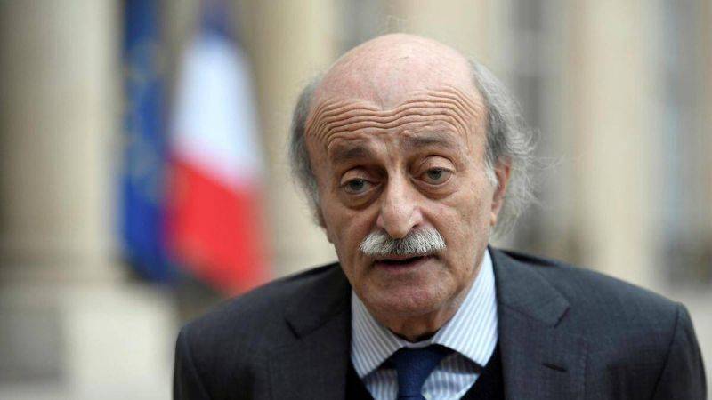 Joumblatt renvoie dos-à-dos Aoun et Hariri et appelle à nouveau au 