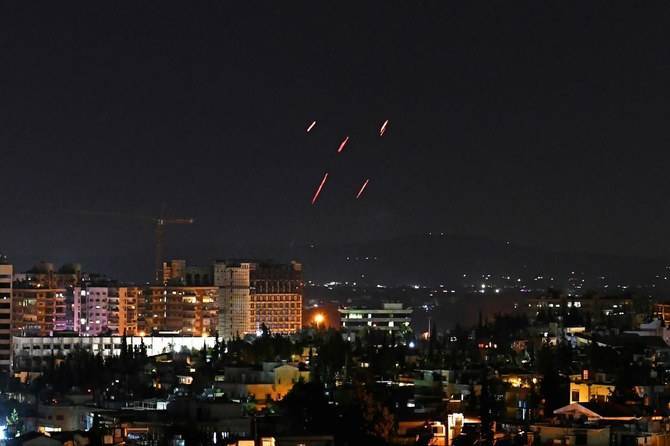 Des missiles israéliens visant le Hezbollah abattus en Syrie, des débris atterrissent au Liban
