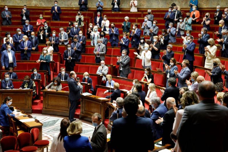 En France, le Parlement adopte le texte sur l’extension du pass sanitaire