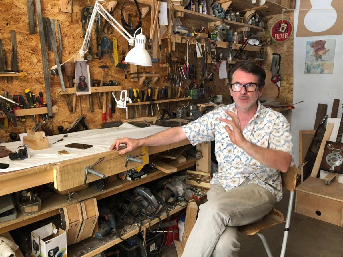 L’artiste qui transforme en guitares les poutres des maisons détruites de Beyrouth