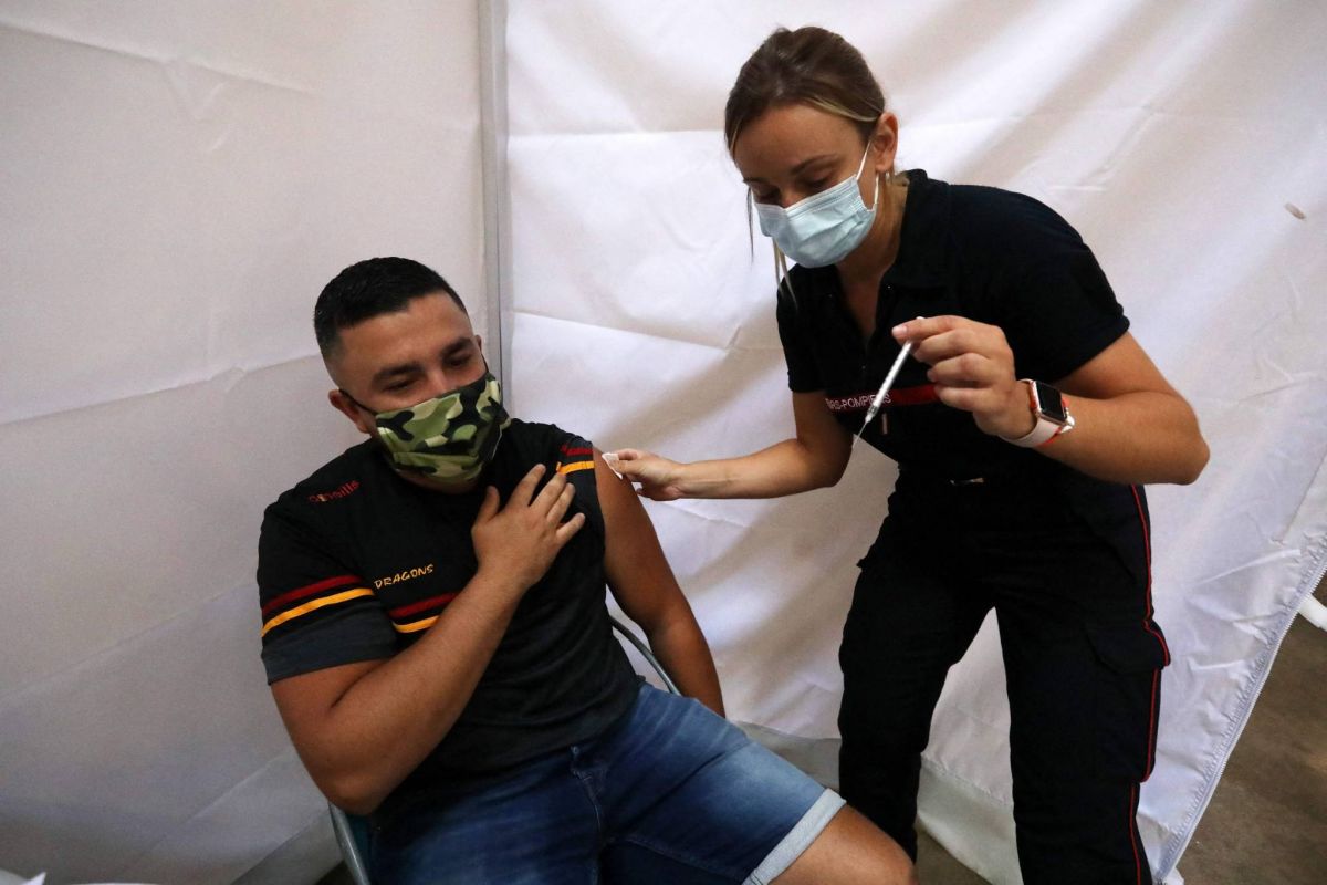UE : plus de la moitié des adultes totalement vaccinés contre le Covid-19