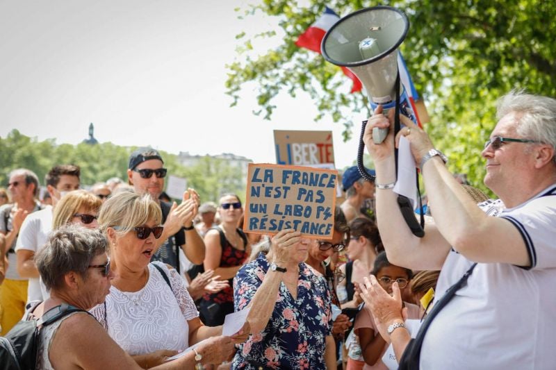 Des dizaines de milliers de manifestants en France contre les restrictions