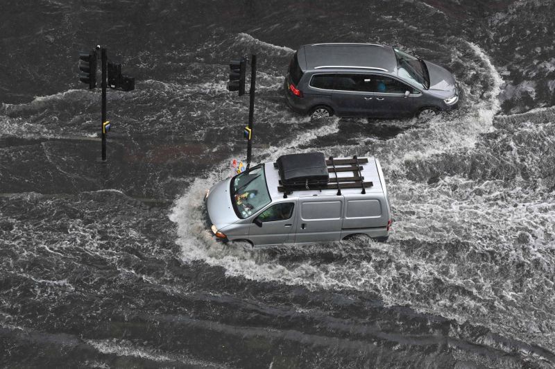 Pluies torrentielles et chaussées inondées à Londres