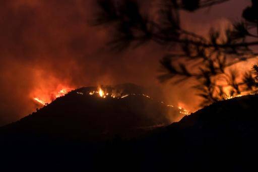 Un feu de forêt menace les zones habitées à proximité d'un site touristique