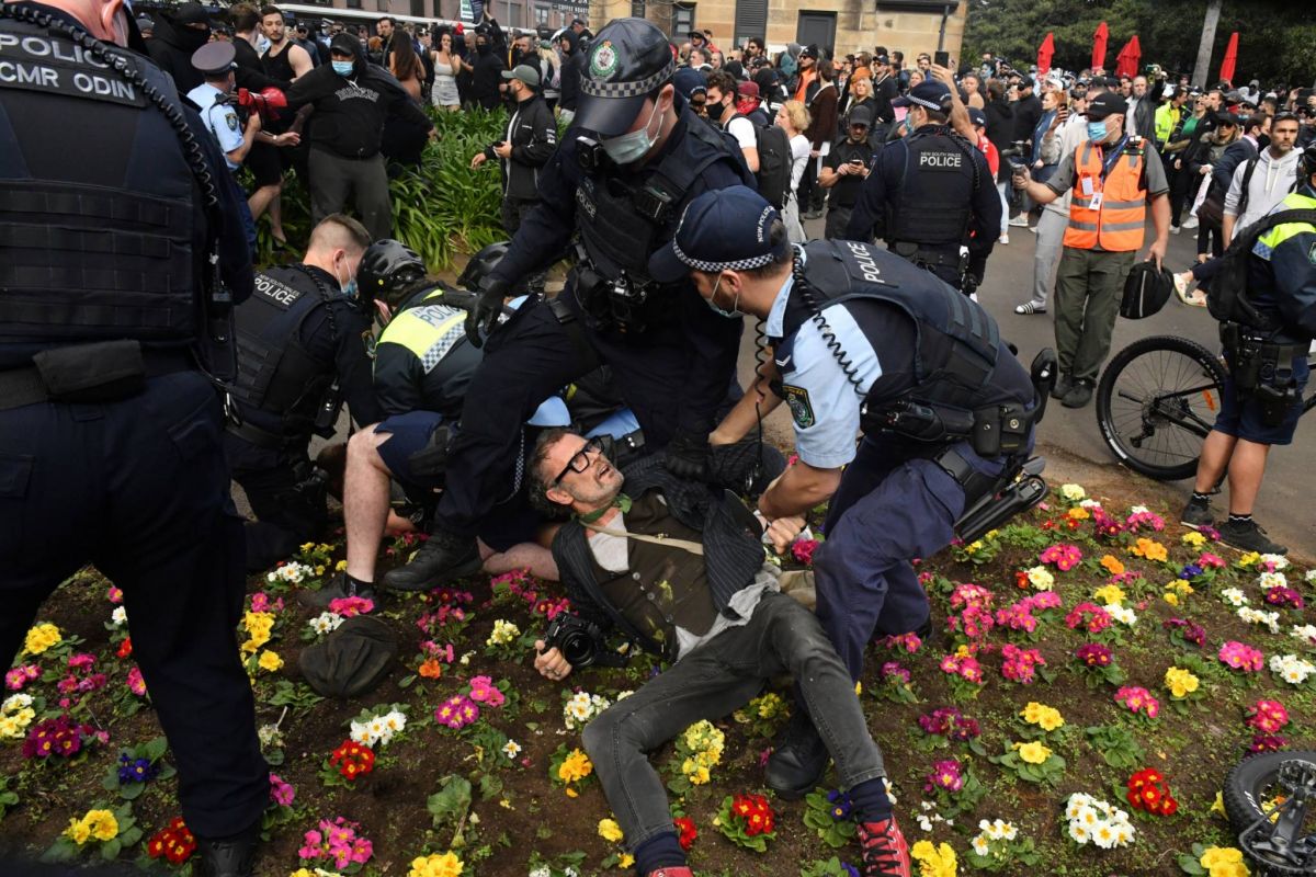 Manifestations anti-confinement, affrontements avec la police à Sydney