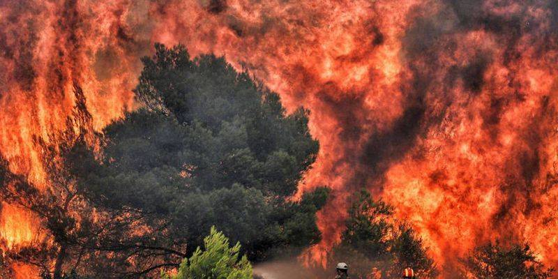 Les pompiers espèrent maîtriser un feu important près d'Athènes