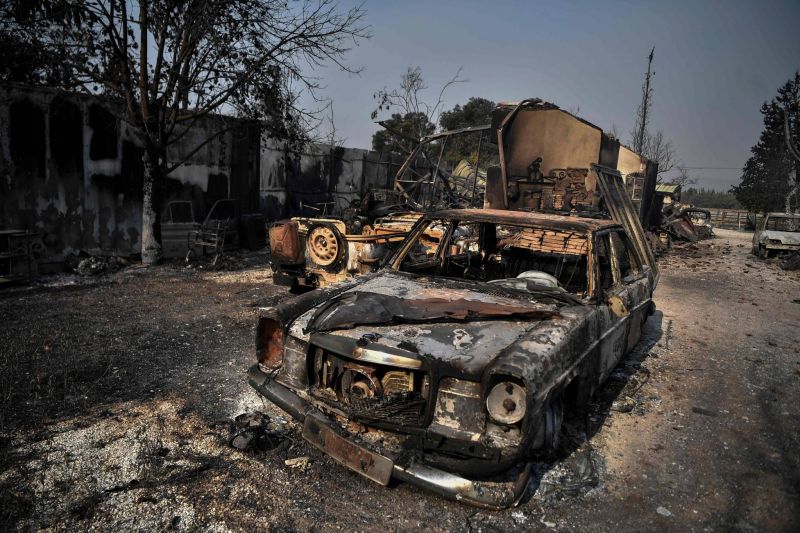 Incendie aux portes d’Athènes : les habitants découvrent « le désastre »