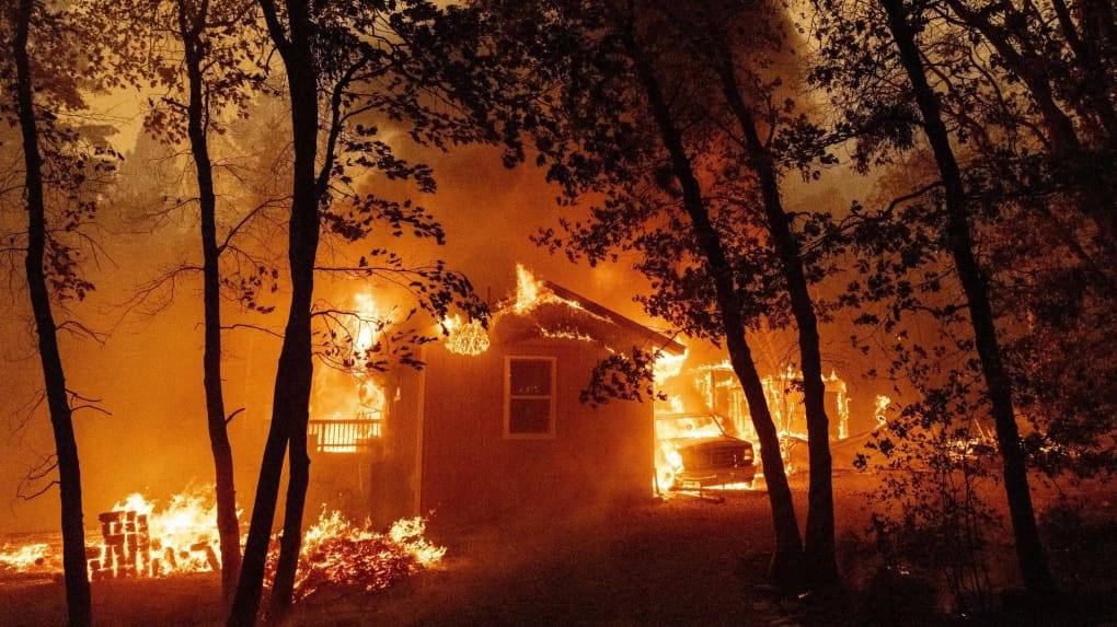 Nouveaux ordres d'évacuation face au gigantesque incendie Dixie Fire en Californie