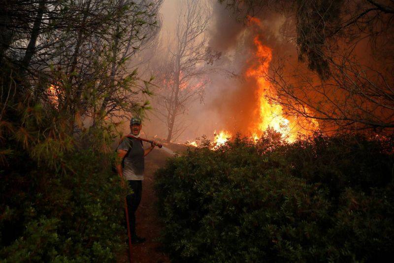 Les incendies font rage en Turquie et en Grèce, transformée en 