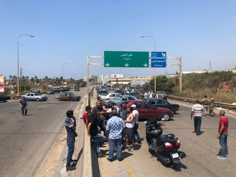 Pénurie d'essence : des chauffeurs de taxi bloquent l'autoroute côtière à l'entrée de Tripoli