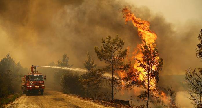 L'UE envoie trois Canadair, le nombre de victimes s'élève à huit