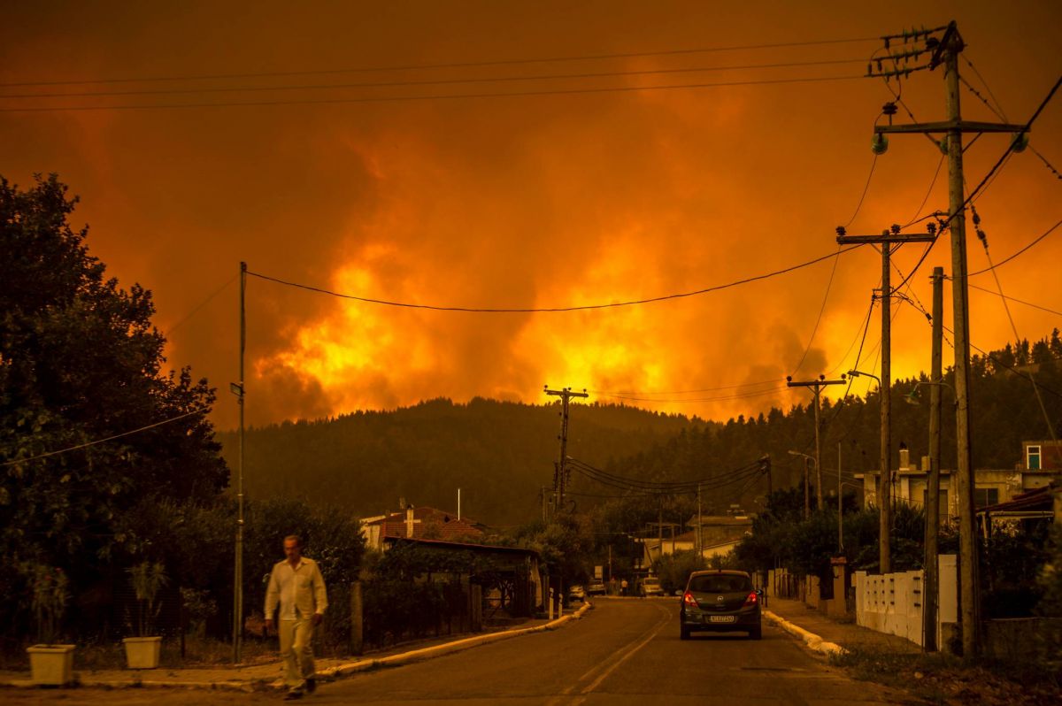 Désespoir sur l’île grecque d’Eubée en flammes, accalmie des feux en Turquie