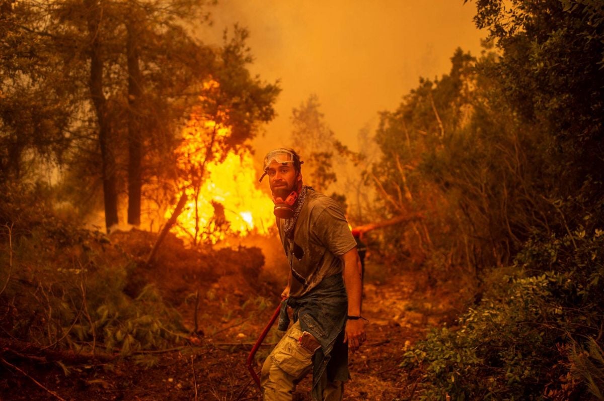 « Corps-à-corps » pour arrêter la course folle de l’incendie de l’île grecque d’Eubée