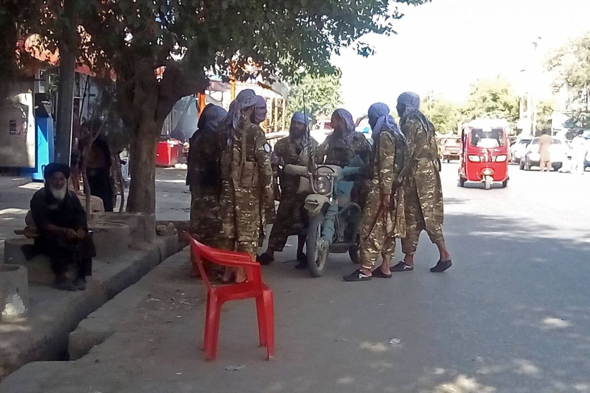 Une autre capitale provinciale tombe aux mains des talibans, la 7e depuis vendredi