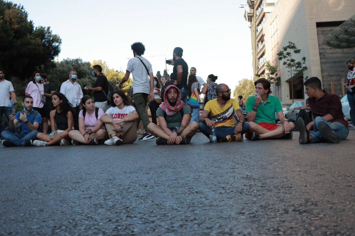 Manifestation devant l’immeuble de Merhebi pour exiger la libération de militants