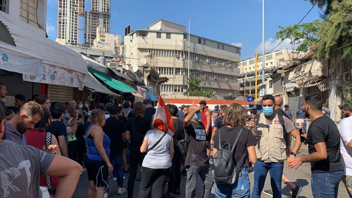Des dizaines de protestataires mobilisés à Achrafieh en soutien aux activistes convoqués par la police