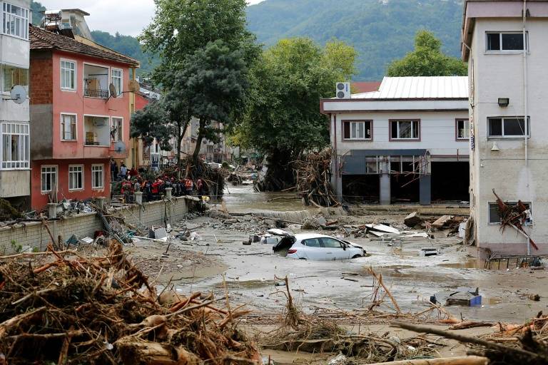 Inondations : le bilan monte à 70 morts, de nombreux disparus