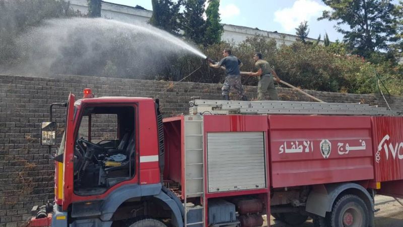 Les pompiers éteignent un feu au port de Beyrouth