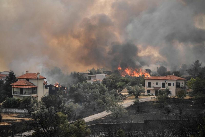 La Grèce brûle toujours, la Turquie aidée par la pluie