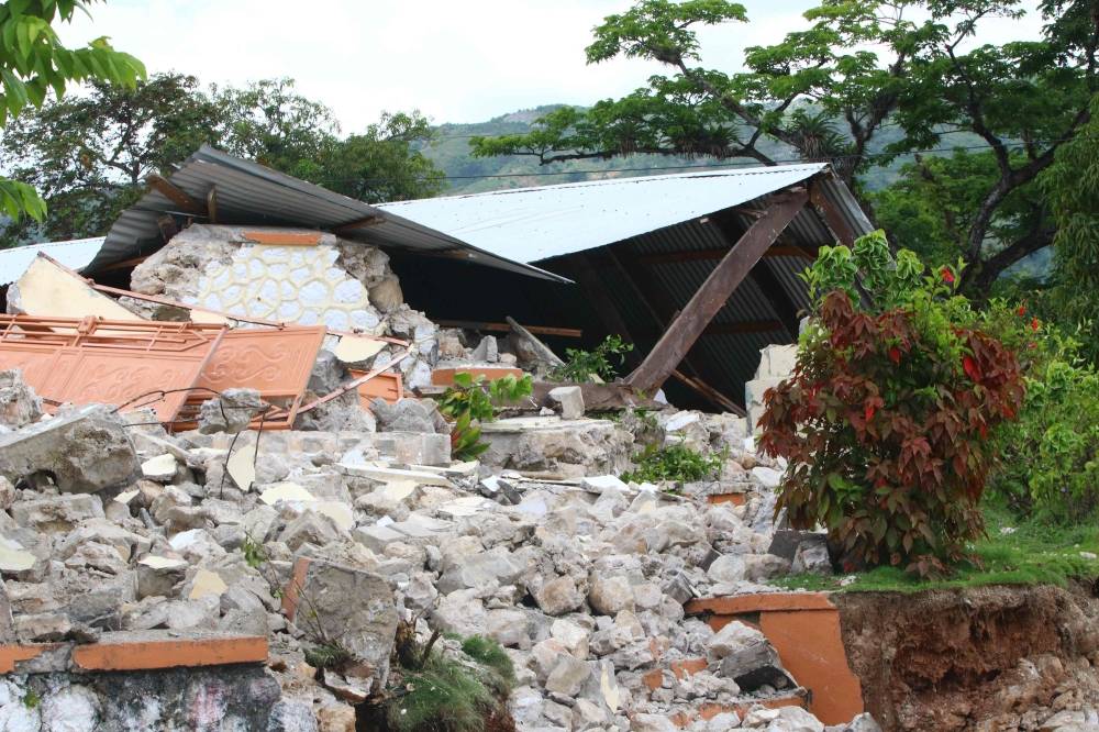 Après le séisme en Haïti, les secours s'affairent, une tempête menace