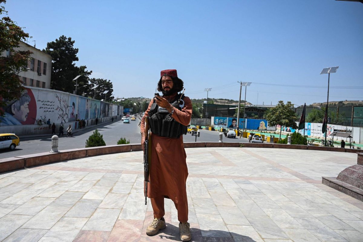 L'Afghanistan aux mains des talibans, chaos à l'aéroport de Kaboul